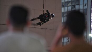 Los vecinos, contemplando los preparativos