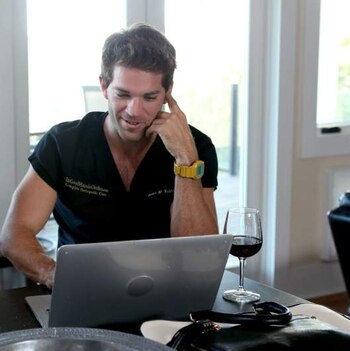 El médico salió en un