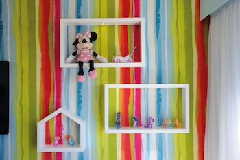 El entelado y los almohadones están en