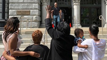 Dixon sonríe al salir de