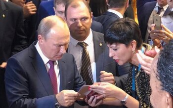 Mayra Mendoza con el documento