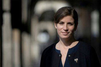 Paz Levinson posa en París