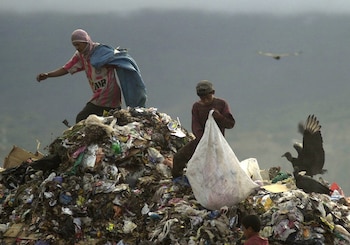 Dos hombres buscan restos de