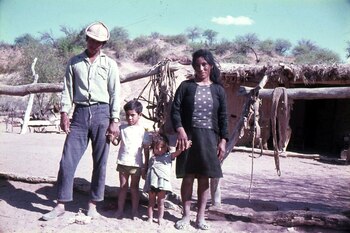 Familia de pobladores en los