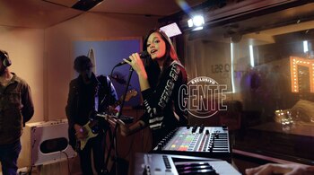 Oriana en pleno estudio de