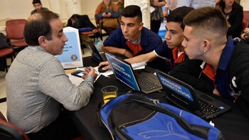 Los tres alumnos ganadores junto