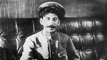 Stalin, ya con uniforme militar