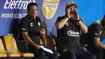 Diego Maradona dando indicaciones en