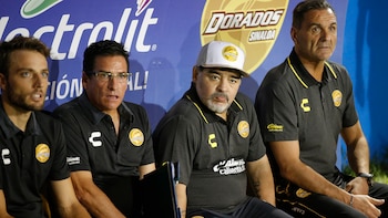 Maradona extendió su contrato para