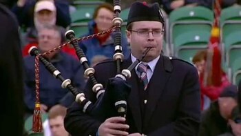 Andrew Shilliday, tocando la gaita en un concierto transmitido por la BBC, antes de que se le detectara la cruel enfermedad