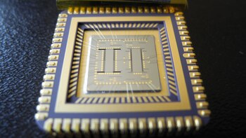 Uno de los sensores más pequeños que una moneda de un centavo, que permite identificar potenciales zonas petroleras