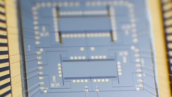Este tipo de dispositivos se los denomina sistemas micro-electro-mecánicos