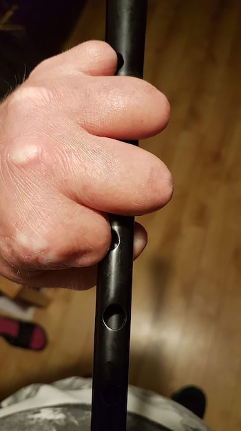 Andrew con su nuevo instrumento diseñado especialmente