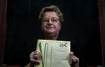 Joan Levin con su álbum