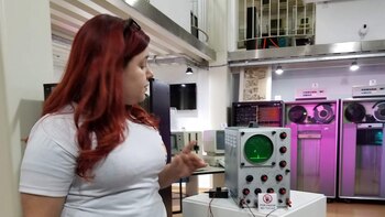 La voluntaria Antonella muestra el