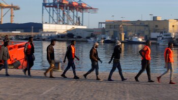 Migrantes desembarcando en el puerto