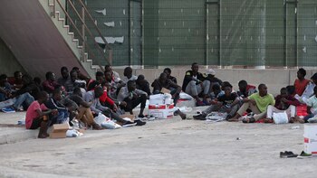 Inmigrantes descansando luego de ser