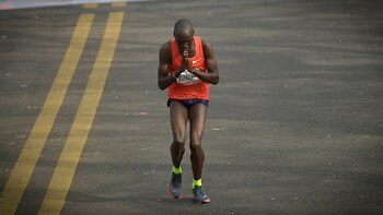 Kipkemboi, instantes después de batir