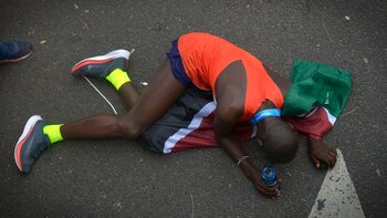 El keniata Saina Kipbemboi tras