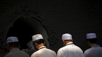 Musulmanes chinos rezando en una