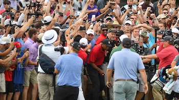 El golfista se vio rodeado de cientos de fanáticos en su camino al hoyo 18 (Reuters)