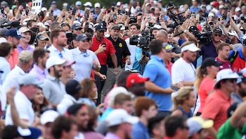 Cientos de fanáticos acompañaron a Woods hasta el final (Reuters)