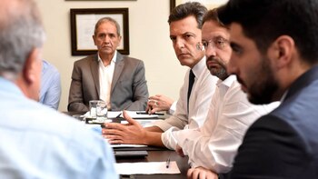 Sergio Massa junto a dirigentes