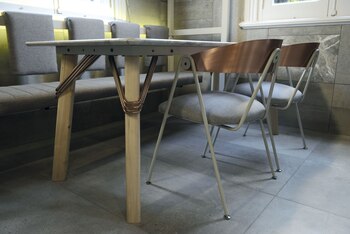 Sillas con respaldo de cobre.