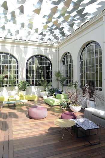 Techo con brillo metálico.