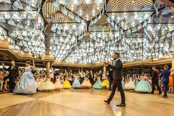 Bailes, chapuzones nocturnos y fiestas