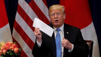 Donald Trump con la carta