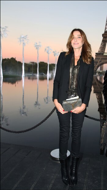 Carla Bruni, con blusa y