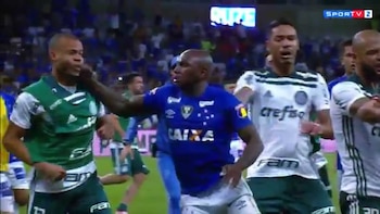 Sassá le propinó un brutal