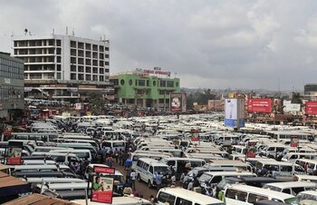Taxi Park en Kampala, Uganda