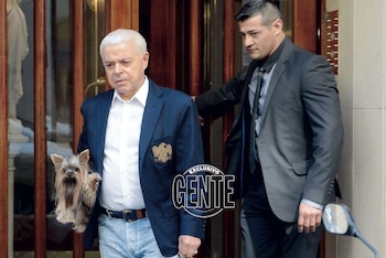 Con gesto adusto sale custodiado de su departamento de Recoleta con su mascota yorkshire en brazos. Luce deprimido y casi no sale a la calle.