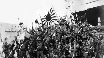 Soldados japones celebran la caída de Shanghai en la segunda guerra sino-japonesa