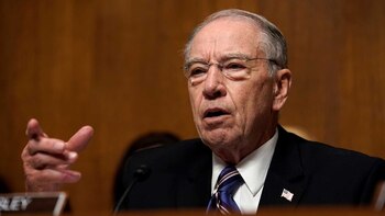 El senador Chuck Grassley, presidente