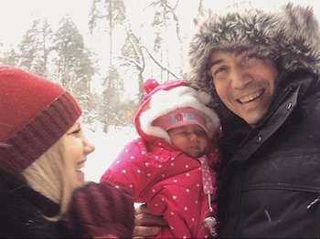 Shirly, recién nacida, con mamá