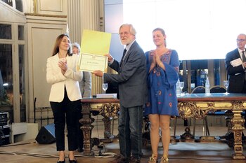 La legisladora Patricia Vischi aplaude