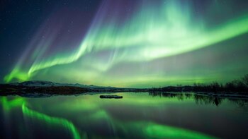 Aurora boreal en el lago