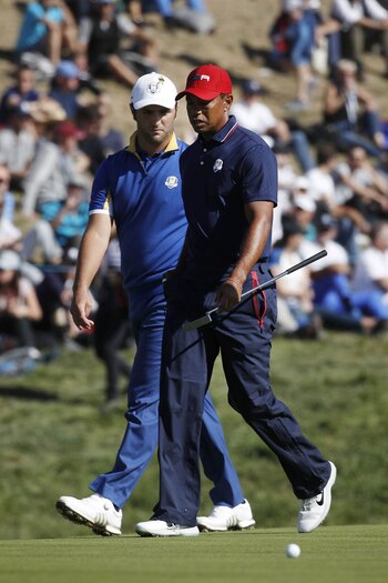 John Rahm (i) camina junto a Tiger Woods (d) durante la Ryder Cup 2018 disputada en París, Francia (EFE)
