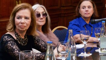 La escritora, acompañada por sus