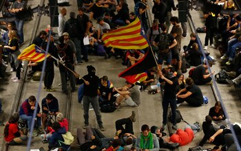 Independentistas bloquean las vías del