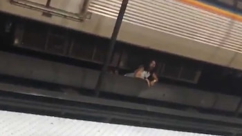 Katie Wenszell debajo del tren que la arrolló en la estación MARTA, en Atlanta, a principios de agosto