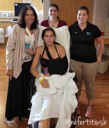 Katie Wenszell en el centro de la fotografía. Su madre, a su derecha, con el brazo herido. La joven heroína regresó a su hogar tras pasar cinco semanas hospitalizada y atravesar cinco cirugías