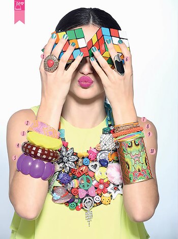 Maxicollar con piedras y dijes ($ 1.200, Gabriella Capucci)./ 1. Anillo con piedra naranja ($ 1.800, Luna Garzón)./ 2. Pulsera de canutillos ($ 250, Cuatro Musas)./ 3. De plástico facetada ($ 59, Gabriella Capucci)./ 4. De acrílico con cuadrados tornasolados ($ 520, La Mercería)./ 5. Ancha de plástico ($ 59, Gabriella Capucci)./ 6. Maxianillo con pátina negra ($ 350, Mas Negro)./ 7. Pulseras de cordón con piedritas (India Style)./ 8. Elástica de canutillos (India Style)./ 9. Pulseras de goma en degradé ($ 79, Todomoda)./ 10. Brazalete de metal ($ 1.500, Luna Garzón).