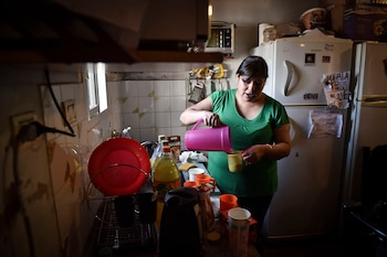 María es empleada doméstica y