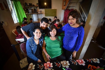 Perla, Adrián y Melina ayudan