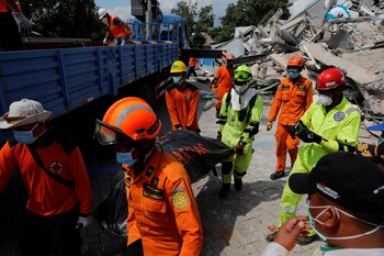 Socorristas cargan el cuerpo de una persona fallecida en el derrumbe del hotel Roa-Roa en Palu (REUTERS/Beawiharta)