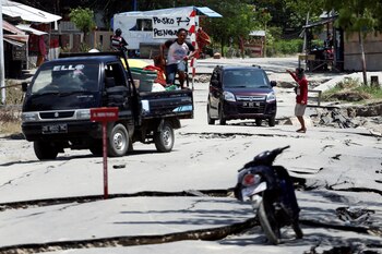 Una carretera destrozada por el sismo en Palu (REUTERS/Athit Perawongmetha)